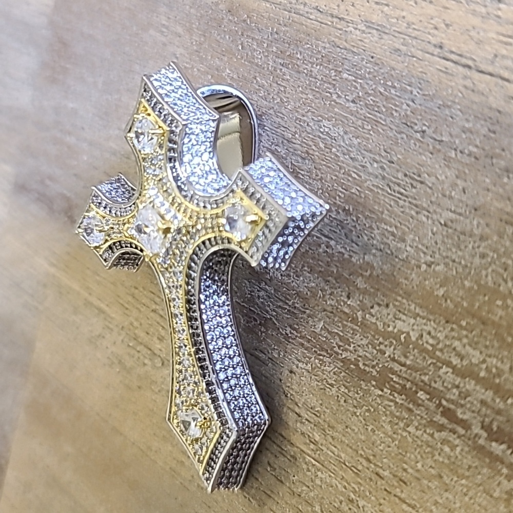GLD large diamond cross pendant. - Picture 2 of 8